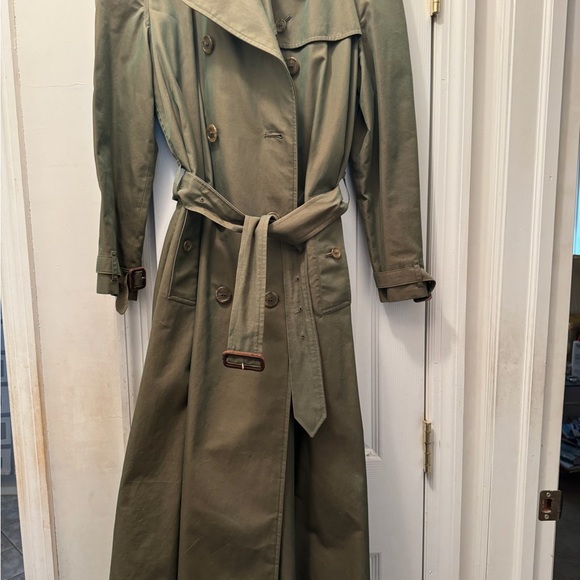 Authentic Burberry Trench Coat  Like NEW - Picture 15 of 16